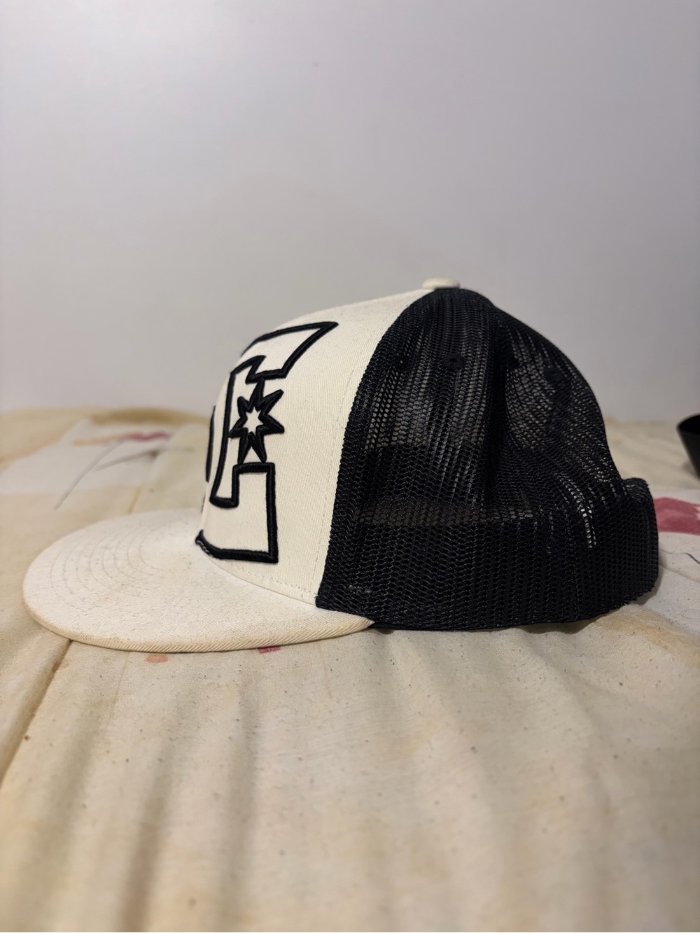 DC Mesh SnapBack - Picture 2 of 5